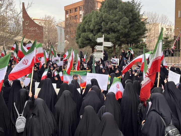 دانشگاهیان الزهرا (س) در حمایت از پرچم جمهوری اسلامی تجمع کردند دانشگاهیان الزهرا (س) در حمایت از پرچم جمهوری اسلامی تجمع کردند