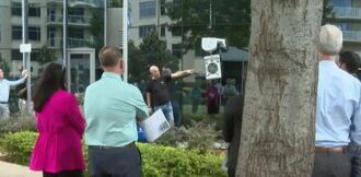 مرد عنکبوتی پنجره‌ها را پاک می‌کند