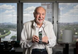 اپل، آیفون را از این شرکت دزدیده؟