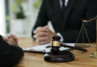 چگونه وکیل کیفری پیدا کنیم؟