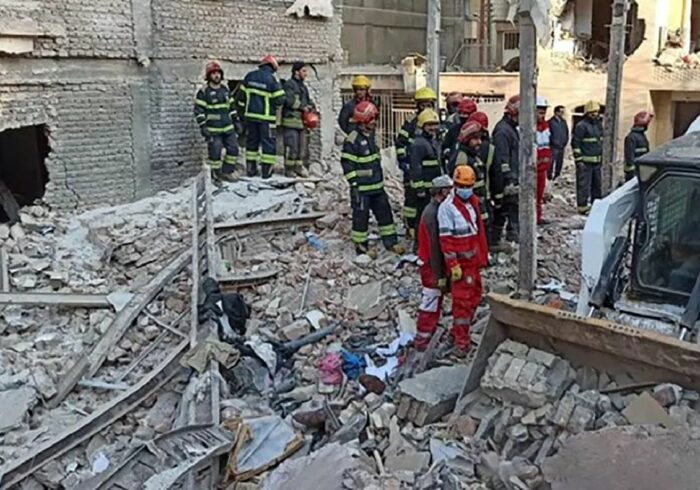 آوار ساختمان سه‌طبقه در بلوار الغدیر تهران؛ نجات ۴ مصدوم از زیر آوار