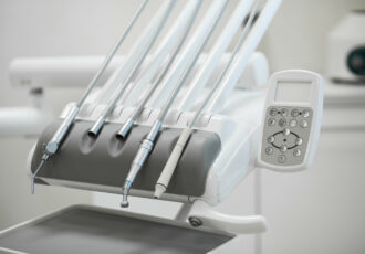 تفاوت تجهیزات دندانپزشکی ایران با خارجی؟ کدام بهتر است؟