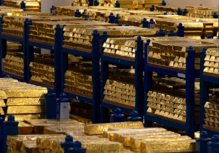 طلای جهانی همچنان می‌تازد؛ تعرفه‌های خودرو بازار فلز زرد را تکان داد