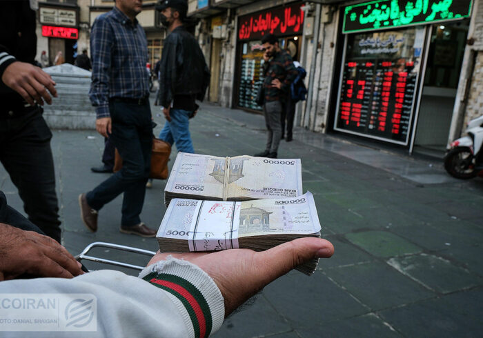 معامله گران بازار سهام و ارز دست به عصا شدند معامله گران بازار سهام و ارز دست به عصا شدند