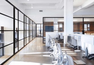 پارتیشن شیشه ای: راهنمای کامل برای داشتن محیطی مدرن و دلباز پارتیشن شیشه ای: راهنمای کامل برای داشتن محیطی مدرن و دلباز