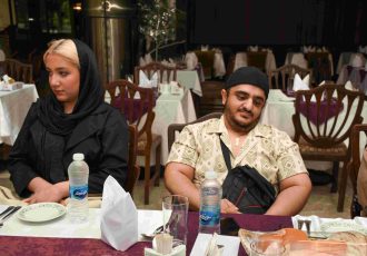 بیحوصلگی مرموز شایان سجادی در هتل لاله؛ اختلافات پنهان یا ناخرسندی از دعوت دکتر یزدانی؟ بیحوصلگی مرموز شایان سجادی در هتل لاله؛ اختلافات پنهان یا ناخرسندی از دعوت دکتر یزدانی؟