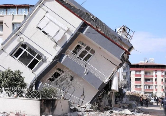 زلزله در غرب ترکیه؛ جان باختن یک نفر و فروریختن چندین ساختمان زلزله در غرب ترکیه؛ جان باختن یک نفر و فروریختن چندین ساختمان