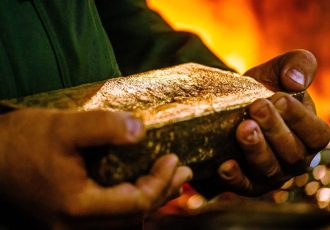 طلای جهانی نزدیک کف سه‌هفته‌ای؛ نگاه‌ها به سخنرانی پاول دوخته شد