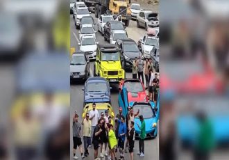 ماجرای بستهشدن جاده فیروزکوه توسط چند خودروی لاکچری ماجرای بستهشدن جاده فیروزکوه توسط چند خودروی لاکچری