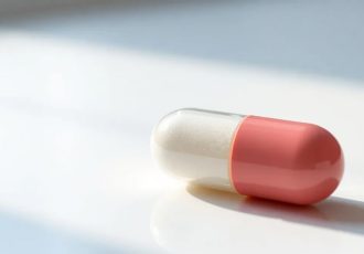 تفاوت آنتی‌بیوتیک‌های طبیعی و صنعتی؛ کدام موثرترند؟