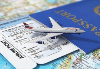 آیا نوسان لحظه‌ ای نرخ ارز تأثیری بر قیمت هواپیما دارد؟