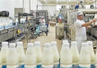 وعده دولت برای کاهش قیمت لبنیات و هشدار داغ درفش به صنایع وعده دولت برای کاهش قیمت لبنیات و هشدار داغ درفش به صنایع