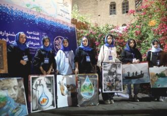 آغاز سال آبی هنر ایران؛ مجسمه بهمن محصص به موزه هنرهای معاصر تهران رفت