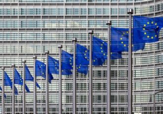 اتحادیه اروپا روند تصویب توافق تجاری با آمریکا را متوقف می‌کند