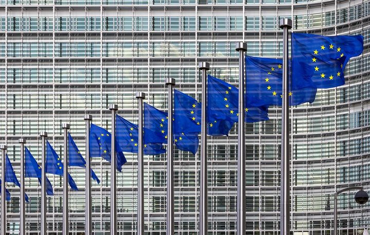 اتحادیه اروپا روند تصویب توافق تجاری با آمریکا را متوقف می‌کند