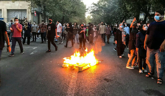 تحلیلی بر وقایع اخیر با تاکید بر «خشونت، رسانه و زیست نوجوانانه» تحلیلی بر وقایع اخیر با تاکید بر «خشونت، رسانه و زیست نوجوانانه»