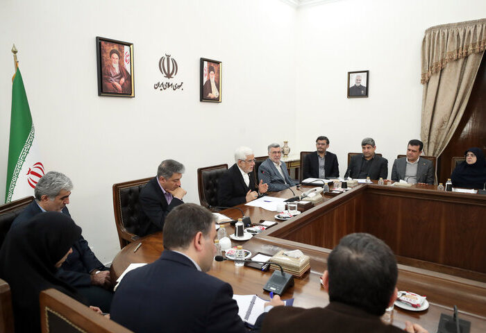 تقدیر عارف از خدمات کادر درمان به مجروحان و حادثهدیدگان دیماه تقدیر عارف از خدمات کادر درمان به مجروحان و حادثهدیدگان دیماه