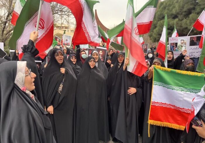 دانشگاهیان الزهرا (س) در حمایت از پرچم جمهوری اسلامی تجمع کردند دانشگاهیان الزهرا (س) در حمایت از پرچم جمهوری اسلامی تجمع کردند