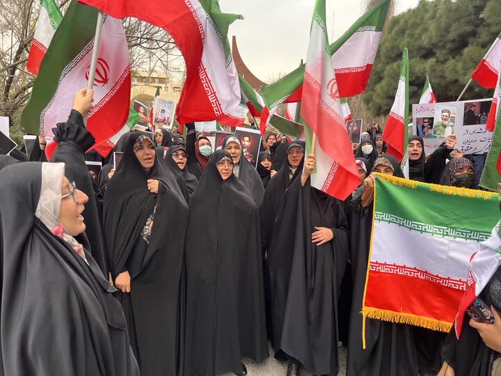 دانشگاهیان الزهرا (س) در حمایت از پرچم جمهوری اسلامی تجمع کردند