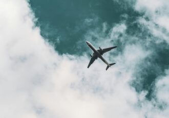 عوامل موثر بر قیمت بلیط هواپیما چیست ( نرخ ارز یا سیاست قیمت گذاری کدام موثر تر هستند؟)