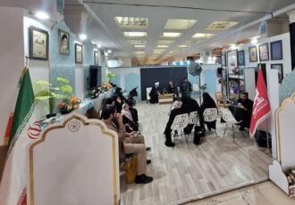 کارشناسان روانشناس در غرفه حوزه خواهران نمایشگاه قرآن مشاوره می دهند