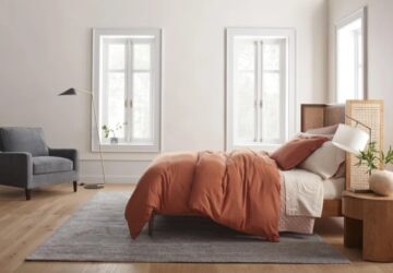 تخت خواب را کجای اتاق بگذاریم؟ راهنمای جامع چیدمان، ابعاد استاندارد و ۵ اشتباه رایج
